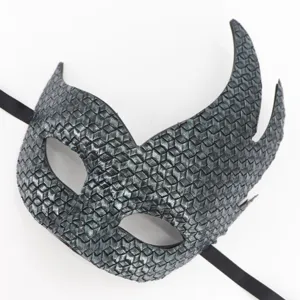 Vue détaillée d'un masque de bal en cuir rétro avec cornes de flammes et rubans noirs.