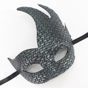 Vue détaillée de haute qualité du masque de mascarade texturé sombre avec cornes de flammes.
