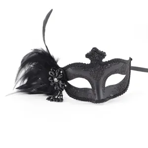 Gedetailleerd overzicht van het zwarte masker met veren, glitter en strass-steentjes.