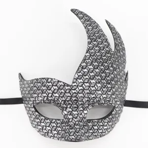 Vue détaillée du masque de mascarade en cuir argenté vintage avec un design de flamme.