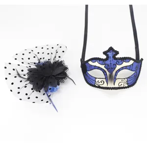 Masque de bal masqué et détail de fascinateur en plume, idéal pour fêtes et costumes.