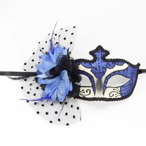 Élégant masque de mascarade bleu avec voile floral et plumes pour costume de fête