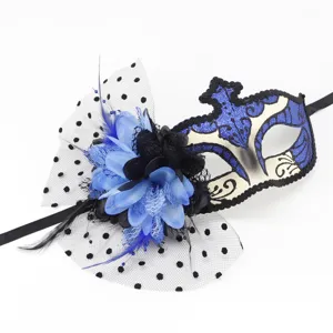 Masque de bal masqué bleu pailleté avec dentelle noire, fleurs, plumes et résille.
