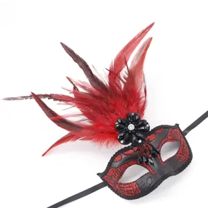 Halloween Feder Masken Kostüm mit rotem Glitzer und edler Kristallblume für Party.