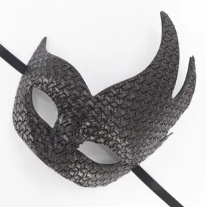 Masque en cuir rétro avec cornes de flamme pour fête d'Halloween et costume de bal.