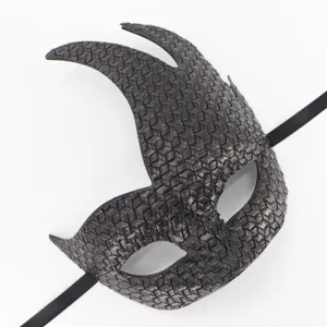Gros plan sur le masque de mascarade en cuir tissé avec cornes incurvées et lanières noires.