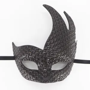 Vue détaillée du masque de mascarade en cuir rétro avec design de cornes de flamme pour Halloween.