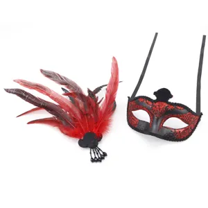 Rot-schwarze Federmaske Set, Detailansicht der Party Augenmaske und federigen Haarschmucks.