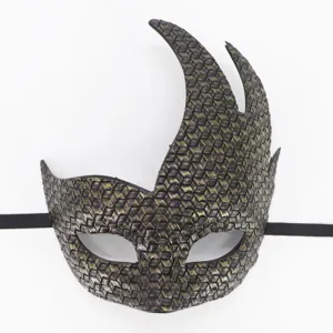 Gros plan détail du masque de bal masqué flamme rétro avec design de cornes incurvées.