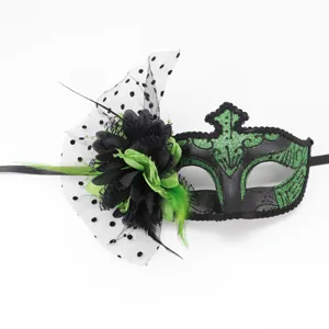 Élégant masque de mascarade vert et noir avec résille à pois et accents floraux en plumes