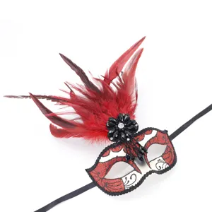 Detailaufnahme der roten Glitzer Maske mit bunten Federn und schwarzer Kristallblume.