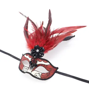 Elegante Feder Maskerade Maske mit funkelnden Strasssteinen fuer Halloween Party.