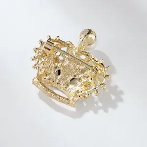 Gold crown brooch back view, exquisite alloy rhinestone and pearl fashion jewelry accessory.