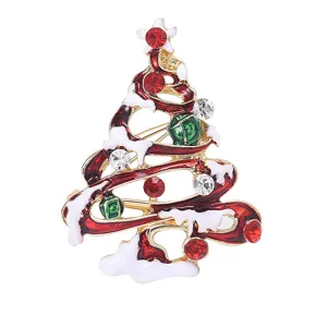 Nahaufnahme der Weihnachtsbaum Brosche mit Emaille, Strasssteinen und festlichen Farben.