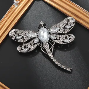Detailopname van een sprankelende kristallen libel broche, elegante strass speld.