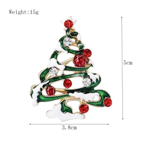 Nahaufnahme der Weihnachtsbaum Strass Emaille Brosche zeigt kunstvolle feine Details.