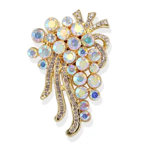 Nahaufnahme Detail der luxuriösen Strass Kristall Blumenstrauß Brosche mit irisierenden Steinen.