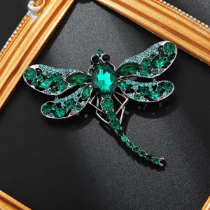 Elegante libelle broche met groen en blauw strass in zilverkleurige metalen zetting.