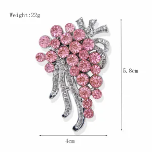 Rosa Strass Trauben Brosche Detailansicht, Legierung Mode Anstecknadel, eleganter Schmuck.
