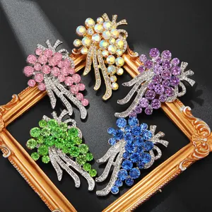 Detailaufnahme einer glitzernden Trauben-Strassbrosche mit funkelnden Kristallen und feinem Design.
