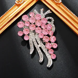 Detaillierte Nahaufnahme einer funkelnden Strass-Brosche mit rosa Kristallen und Silber.
