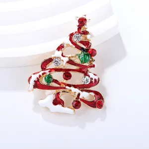 Detailaufnahme der festlichen Weihnachtsbaum Brosche mit roter weißer Emaille und Strass.