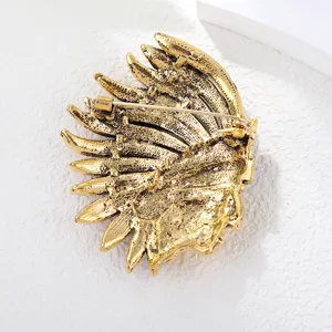 Broche vintage doree motif coiffe de chef indien epingle detail pour costume homme