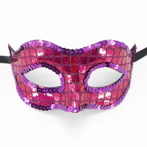 Primo piano dettagliato della maschera con paillettes viola, ideale per feste a tema.