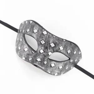 Vue détaillée du masque de bal masqué en cuir vintage avec texture losange argent et rubans.