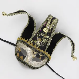 Vue détaillée du masque de bouffon noir et doré exquis avec cloches pour fêtes.