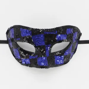 Detailansicht der schwarz-blauen Pailletten-Maskerade-Maske, glitzernde Party-Augenmasken-Textur.
