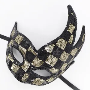 Schwarze goldene Pailletten Maske Detail, elegantes Flammenhorn Design fuer Party.