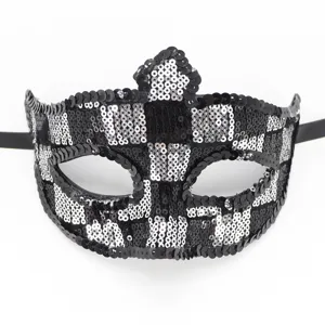 Nahaufnahme der schwarz-weißen Pailletten-Maske für Kostümball, Party und Halloween-Event.
