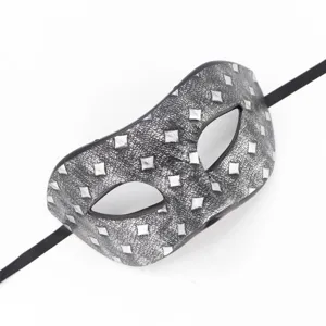 Masque de bal masqué vue de détail, fini cuir rétro avec clous en losange argentés.