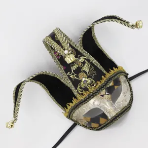 Vue détaillée du masque de bouffon vénitien avec cloches pour fête d'Halloween et mascarade.