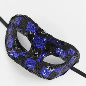 Nahaufnahme einer schwarz-blauen Pailletten Maske mit schwarzem Band für Party.
