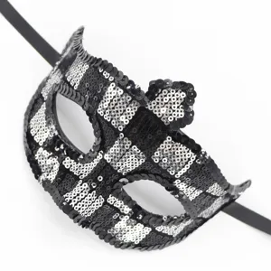 Schwarze und silberne Pailletten Maskenball Augenmaske Detail, ideal für Party und Halloween.