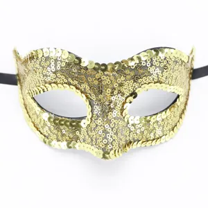Mascherina di carnevale con paillettes dorate, vista dettagliata perfetta per feste.