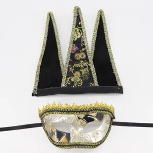 Ensemble de masque de bal masqué et chapeau de bouffon à trois pointes avec bordure dorée.