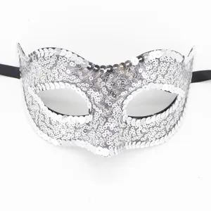 Maschera di carnevale con paillettes argentate, vista dettagliata per feste ed eventi.