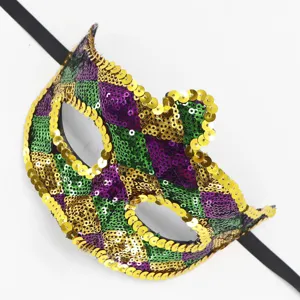 Bunte Pailletten Maskerade Maske in Lila, Gruen und Gold fuer Partys und Halloween-Events.