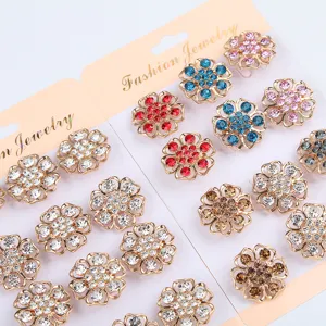 Spilla di fiori in strass colorati su carta espositiva, elegante accessorio di spille in lega alla moda.