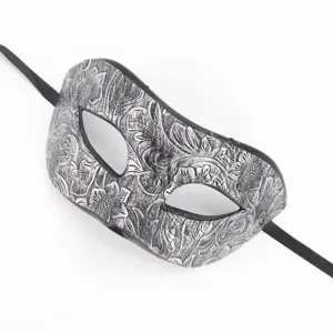 Vue détaillée du masque de bal vénitien, design floral gaufré rétro avec ruban noir pour fête.