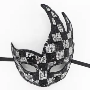 Nahaufnahme der schwarz-weißen Pailletten-Maskerade-Maske mit einzigartigem geschwungenem Design.