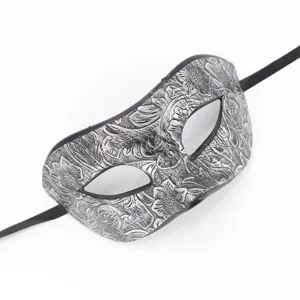 Gros plan du masque de bal vénitien argenté sculpté de motifs floraux avec des rubans noirs.