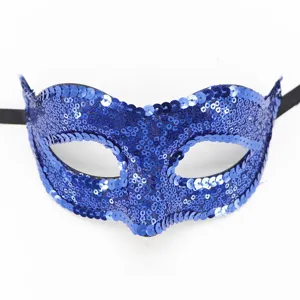 Vista dettagliata della maschera in pizzo con paillettes blu, che mostra la texture fine.