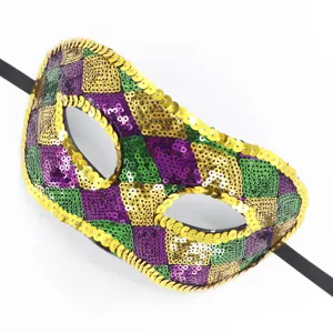 Detailaufnahme einer glitzernden Pailletten Maske mit violettem und grünem Rautenmuster.
