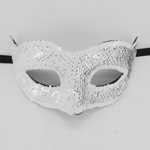 Dettaglio della maschera in paillettes bianche, lavorazione squisita per feste ed eventi.