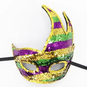 Detailaufnahme einer bunten Karnevalsmaske mit gold, grün und violetten Pailletten.