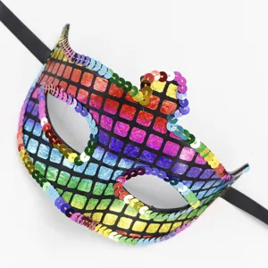 Detailaufnahme der farbenfrohen Pailletten Maske fuer Party und Maskenball mit Band.